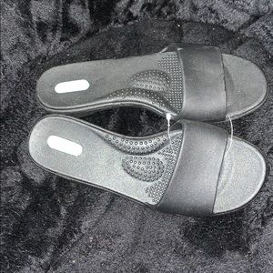 Oka B size M Grace Slides NWOT